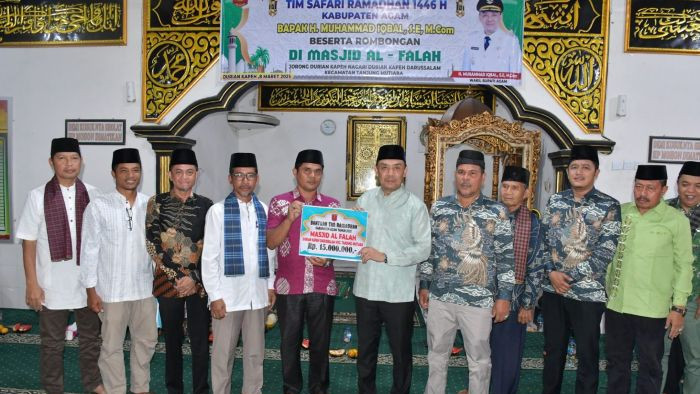  TSR Agam juga menyerahkan bantuan sebesar Rp15 juta untuk kelanjutan pembangunan masjid Al Falah. (MSM)